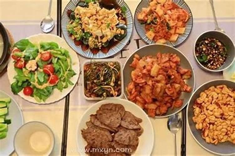 梦见吃饭是什么病征兆？