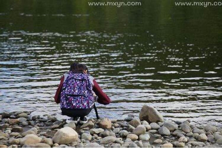 梦到朋友掉河里是什么意思？