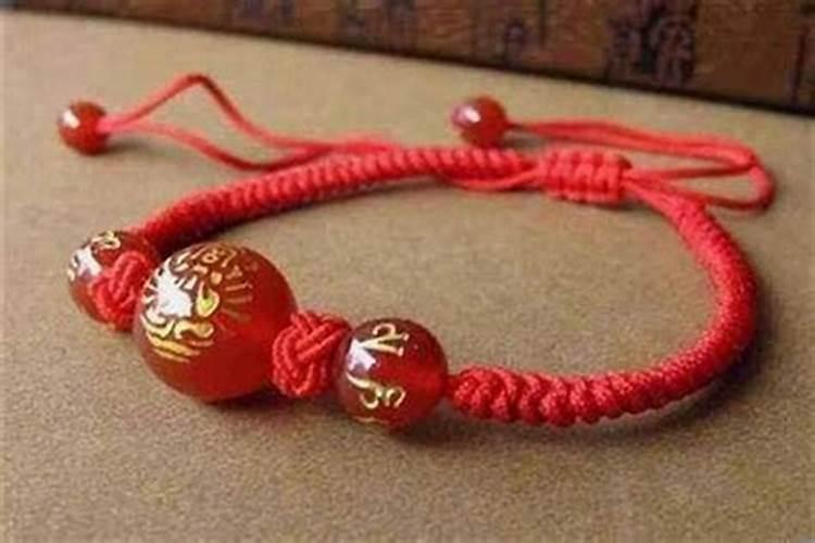 男的本命年适合戴什么？