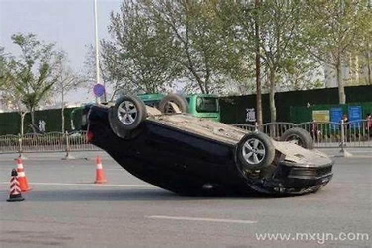 梦见别人的车翻了是什么？
