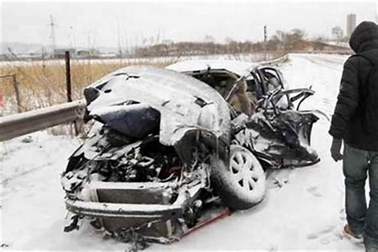 梦见路过看见车祸现场