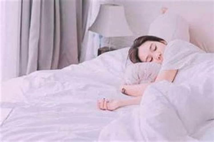 梦见老人和死人睡着什么意思？