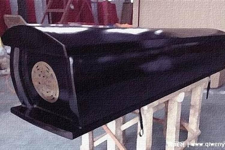 梦见坟墓露出棺材预示什么预兆？