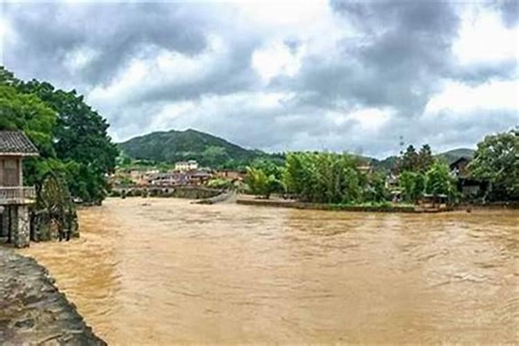 梦见洪水泛滥成灾把老宅淹了