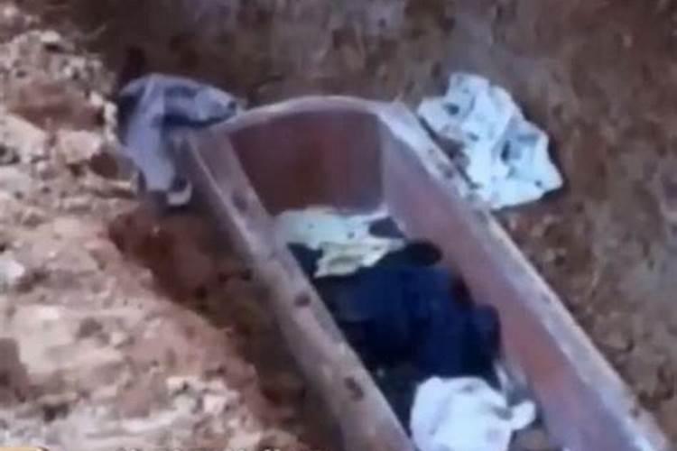 梦见活人进了棺材里