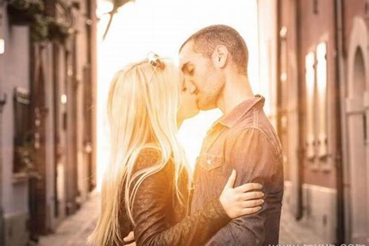 梦见和异性接吻伸舌头特别真实