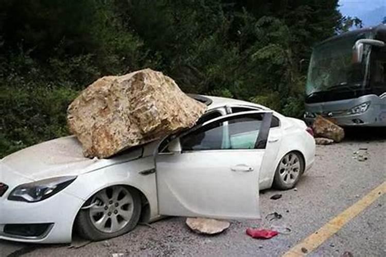 梦见车被撞坏撞车的车开跑了