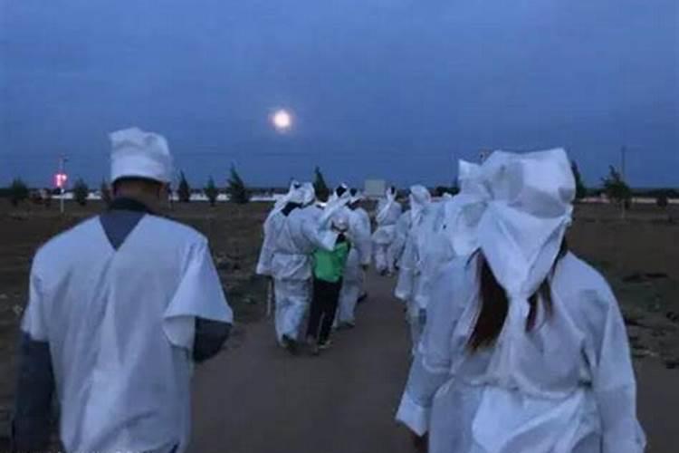 梦见穿白孝衣是什么意思？