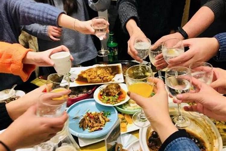 梦见很多人一起吃饭什么预兆解梦？