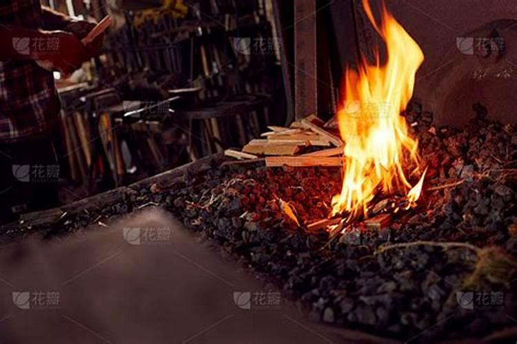 鬼节祭祀引燃木材