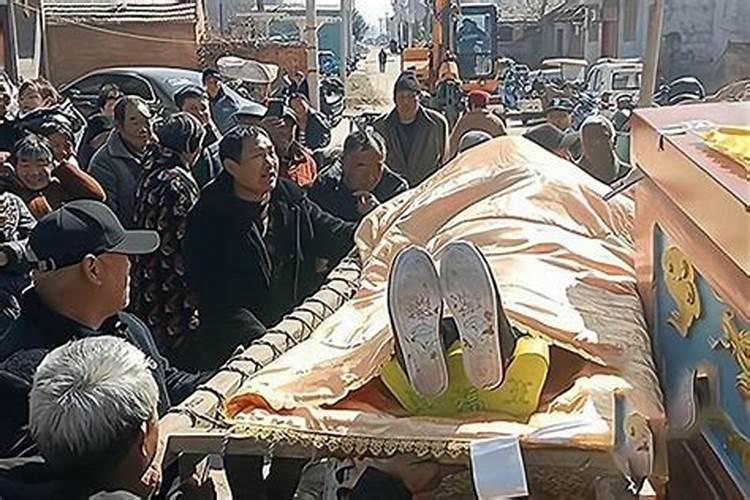 梦见死去的老人给自己下跪