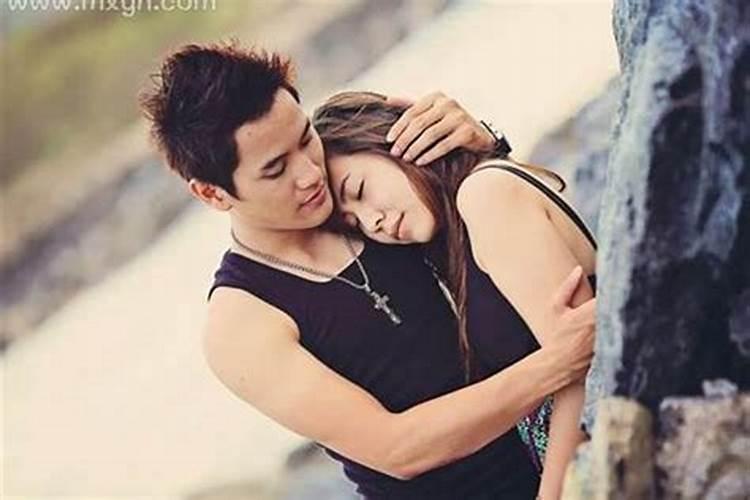 梦见女朋友和别人亲密被气醒