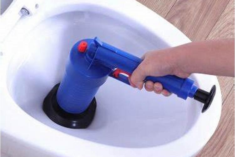 梦见厕所堵了自己掏