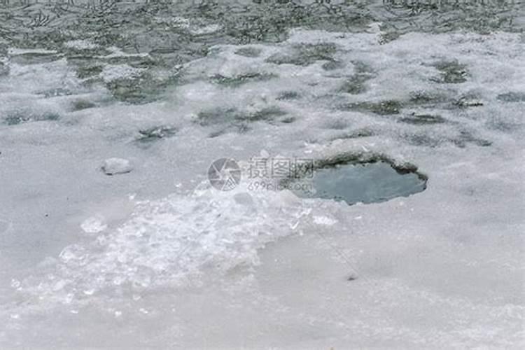 梦到水里结冰在冰上走