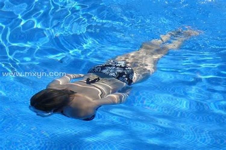 梦见马在水里游是什么意思？