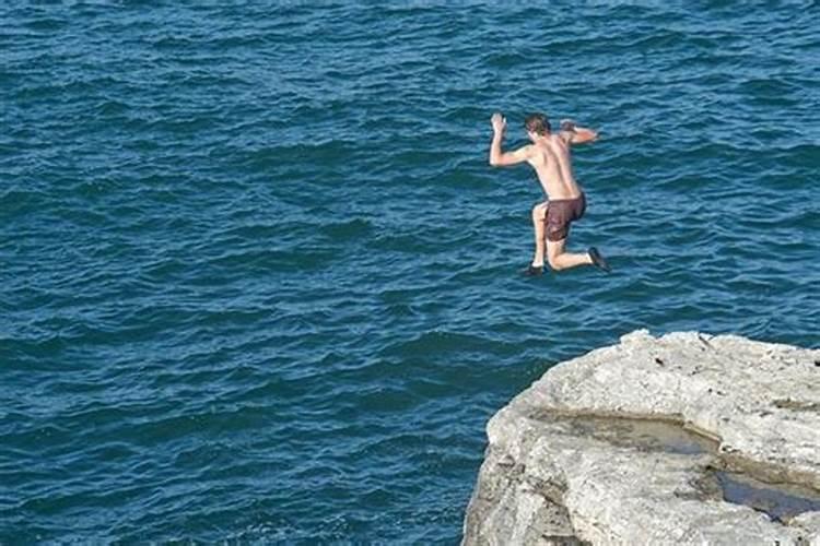 梦见表弟跳河是什么意思？