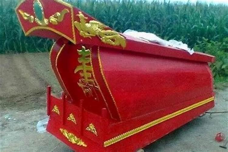 梦见别人坟里露棺材