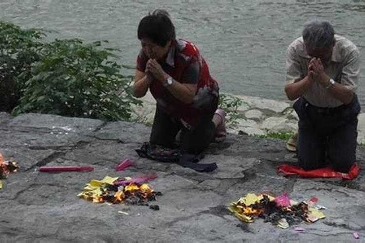 鬼节给亡父烧纸