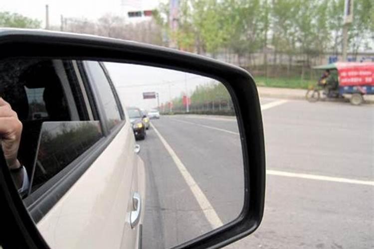 梦见别人倒车掉进深坑里