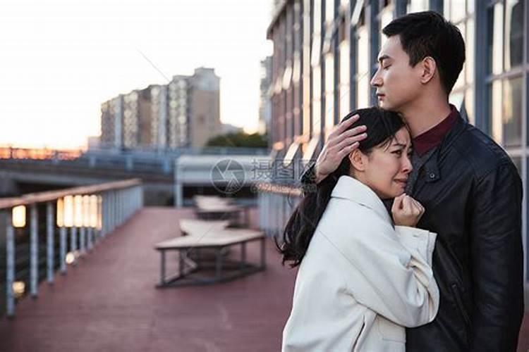梦见女人抱着男人哭