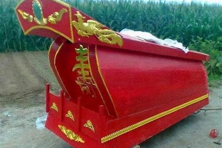 梦见棺材掉地上翻滚下来