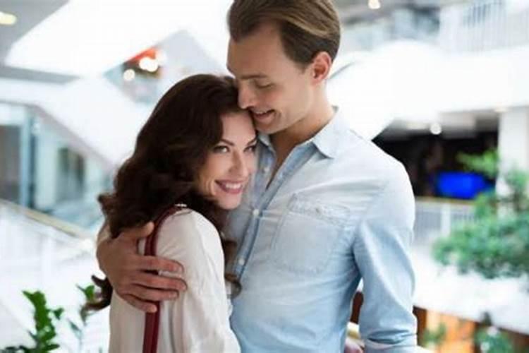 梦见和女生很亲密接触很多人？