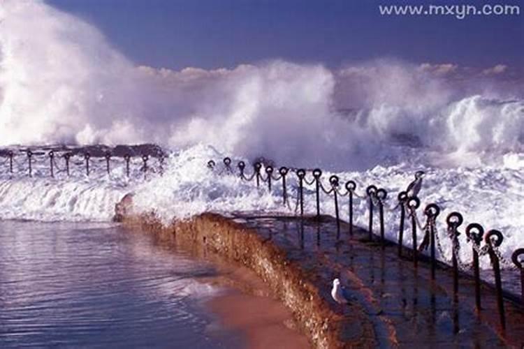 梦见大海涨潮自己上岸