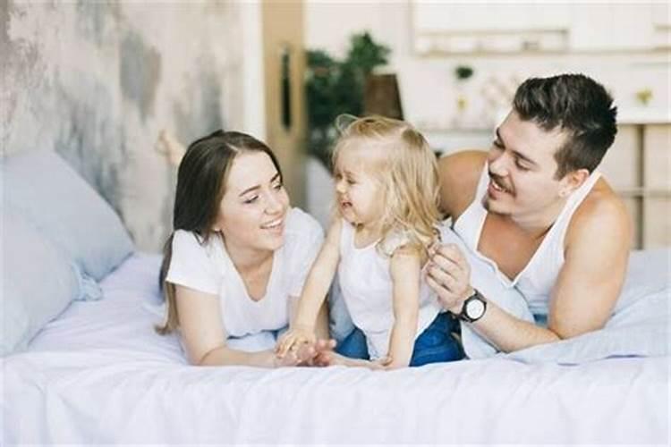 梦见爸爸与别人聊天