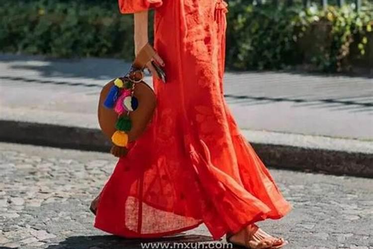 梦见穿红裙子是什么意思？