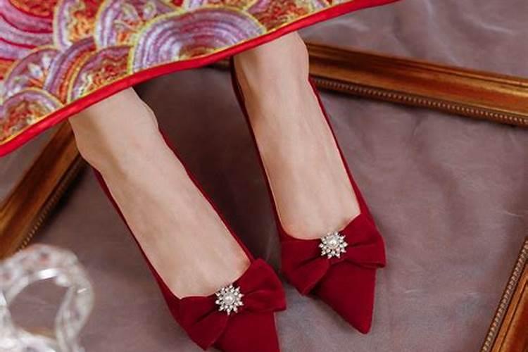 配合哪种颜色婚鞋？