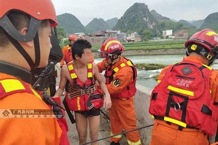 梦到被河水冲走并自救