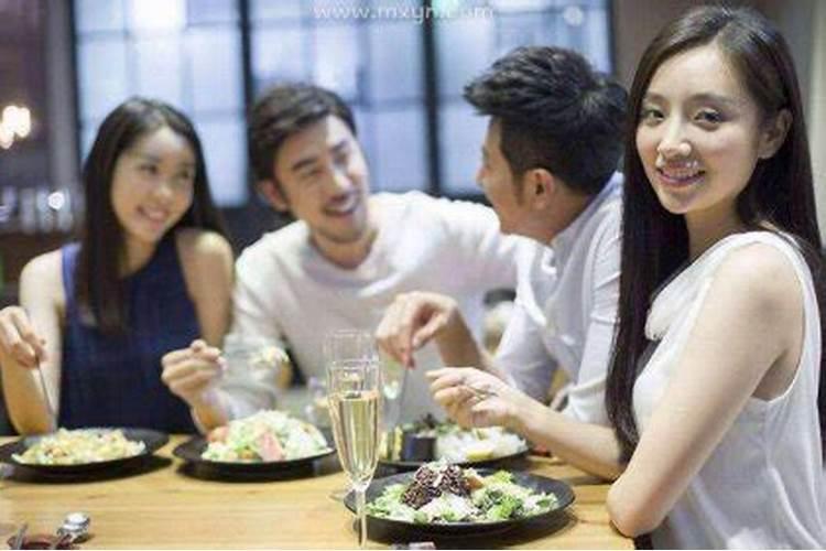 梦见和朋友一起在吃饭是什么意思？