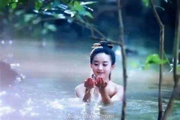 梦见妻子光着上半身洗澡