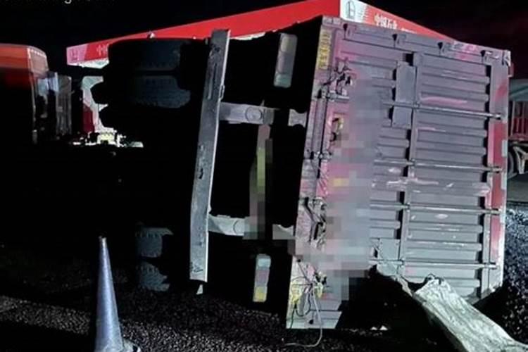 梦见开大货车很难控制