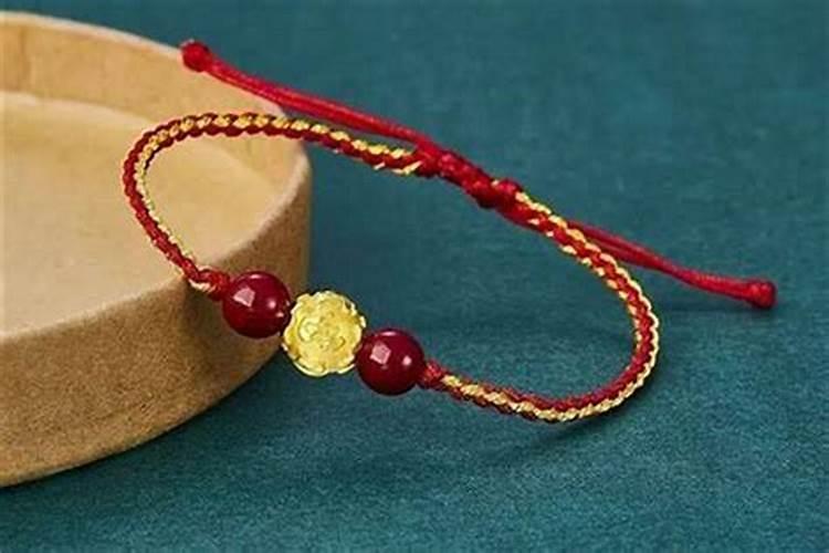 本命年女人戴红绳戴哪个手？