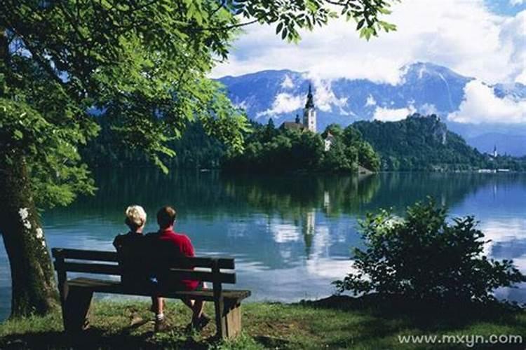 梦见死去的妈妈站在床边对我说话