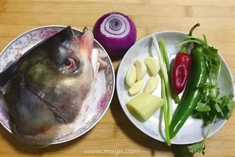 梦见吃大鱼尾巴什么预兆？