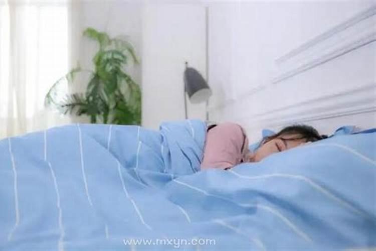 梦见女人上自己的床