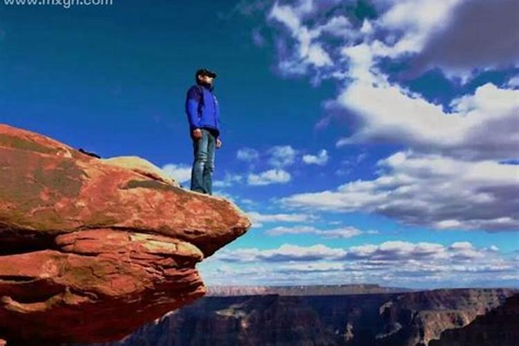 梦见别人从斜坡坠落摔死了