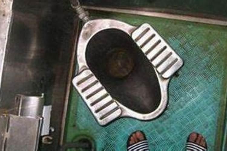 梦见公共厕所好多屎没法下脚？