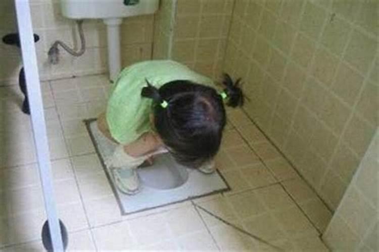 梦到厕所在屋里拉屎了