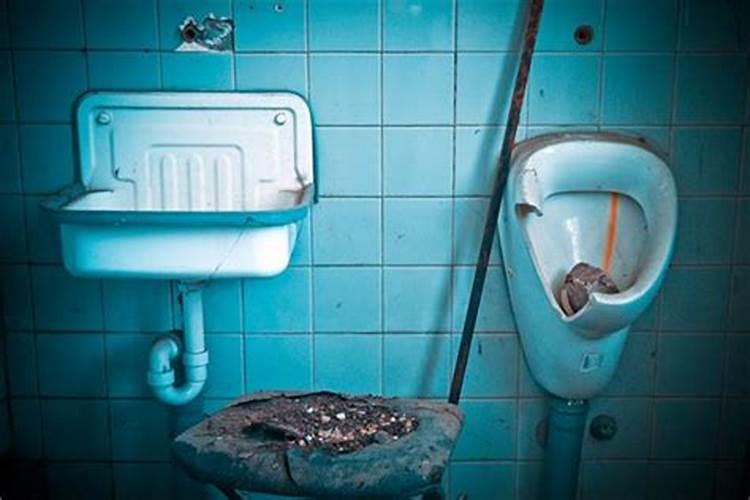 梦见厕所很脏是怎么回事？