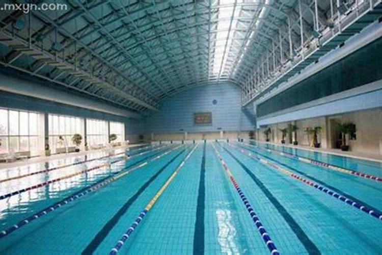 梦见游泳是什么意思？