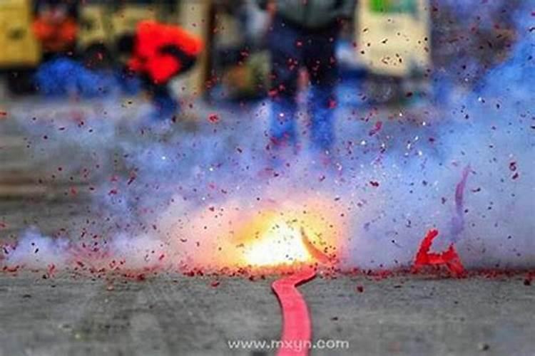 梦见上坟放鞭炮不响什么预兆？