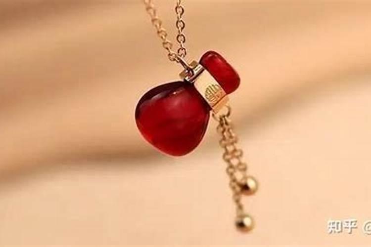 本命年的女性戴什么首饰好？